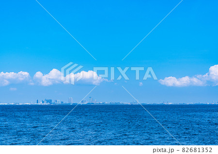 地平線に見える都市 82681352