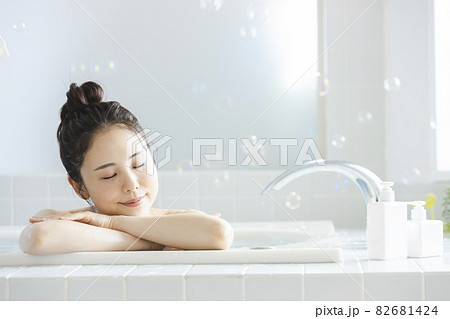 女性バスタイム　　 82681424
