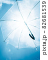 雨上がりの空に舞う傘 82681539