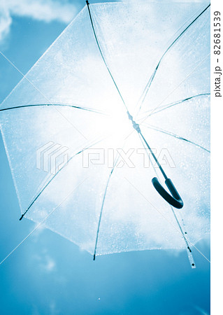 雨上がりの空に舞う傘 82681539