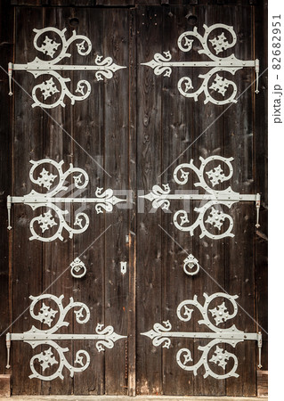 Old barn doors 82682951