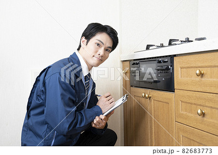 リフォームの見積もりをする工務店の営業マン 82683773