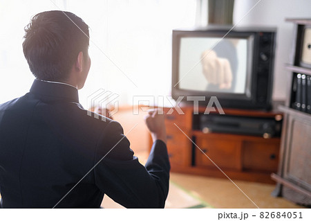 テレビを見る男性 82684051