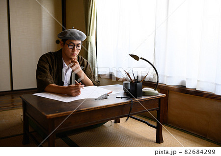 男性のレトロな暮らし 男性のレトロな暮らし 82684299