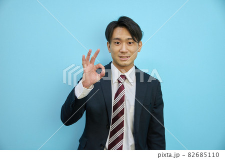 指でOKを作るスーツ姿のアジア人男性ビジネスマン 82685110