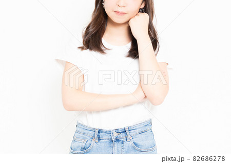 悩み事で困っている若い女性 悩み事で困っている若い女性 82686278
