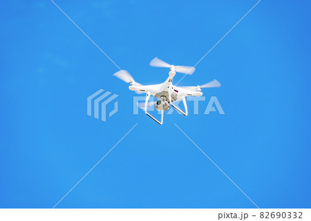 ドローンと青空 82690332