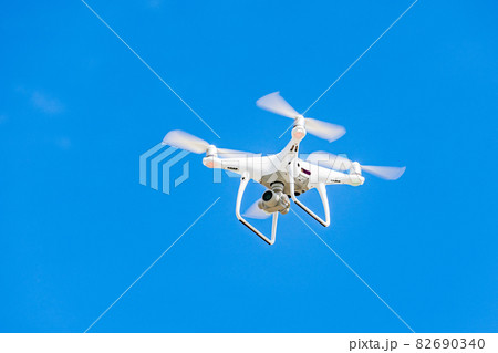 ドローンと青空 ドローンと青空 82690340