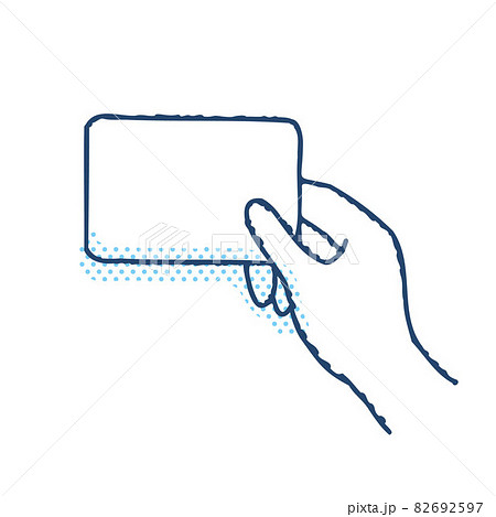 白いカードを持っている手 82692597