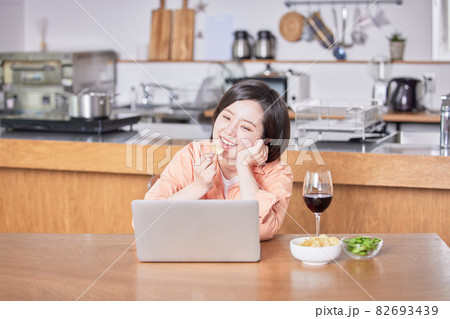 オンライン飲み会を楽しむ若い女性 オンライン飲み会を楽しむ若い女性 82693439