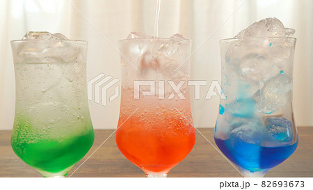 いちごシロップにソーダを注ぐ様子　クリームソーダを作る過程 82693673