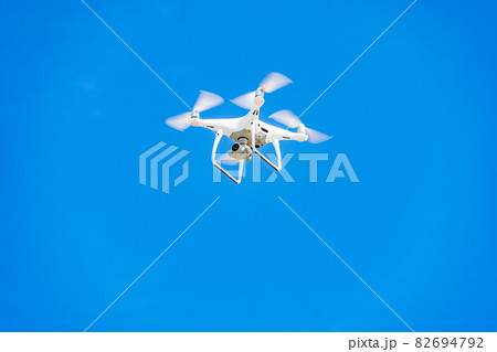 ドローンと青空 82694792