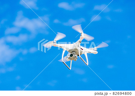 ドローンと青空 82694800