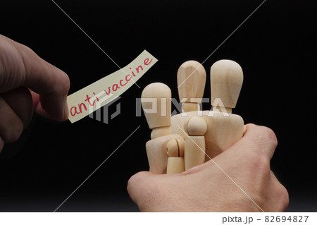 デッサン人形を一つにまとめてanti vaccineのレッテルを貼る 82694827