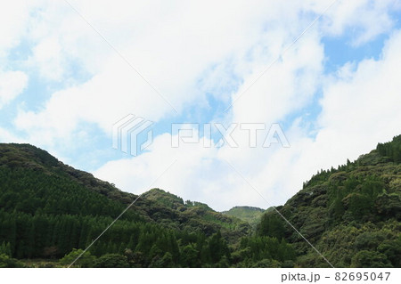 山と山から見える雲と空 耳川沿い 山と山から見える雲と空 耳川沿い 82695047
