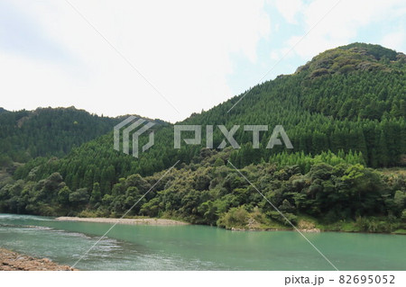 耳川の川面に移る山と空 耳川の川面に移る山と空 82695052