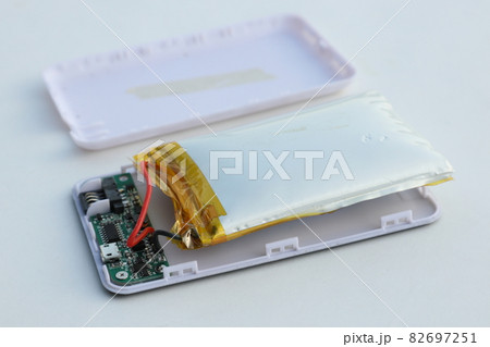 モバイルバッテリーの膨張 モバイルバッテリーの膨張 82697251