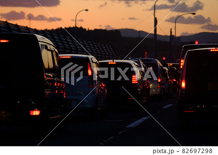 渋滞で家路を急ぐ夕方の国道 82697298