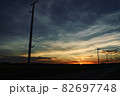 沈む夕日と流れる雲 82697748
