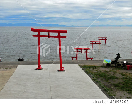 鹿島市太良町の建築中の海中鳥居 82698202