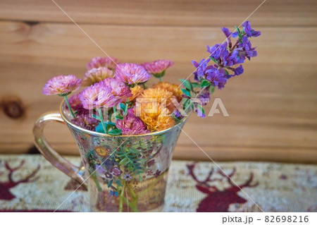 コップに花を挿す コップに花を挿す 82698216