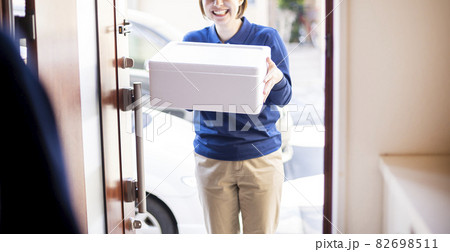 女性配送スタッフ 82698511