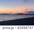 オレンジ色に染まる空と海 82698747