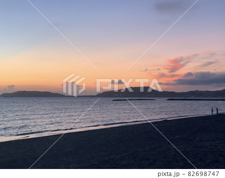 オレンジ色に染まる空と海 82698747