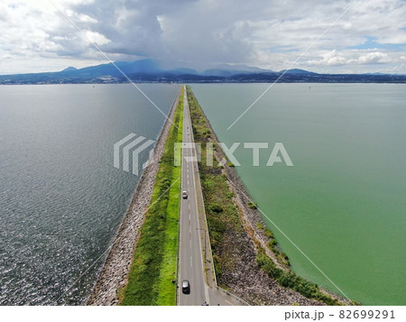 諫早湾を貫く潮受け堤防の直線道路の空撮 諫早湾を貫く潮受け堤防の直線道路の空撮 82699291