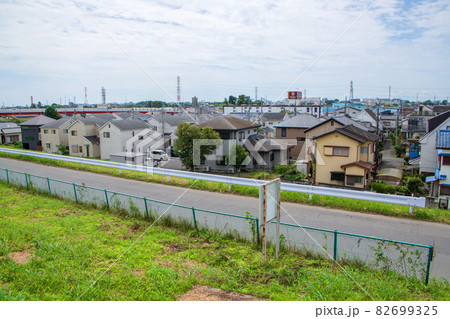 荒川土手からの風景 秋ヶ瀬橋付近 住宅地の景色 荒川土手からの風景 秋ヶ瀬橋付近 住宅地の景色 82699325