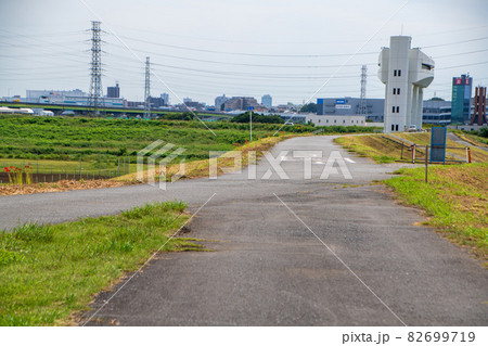 荒川土手　新河岸川朝霞水門付近の景色　　　 82699719