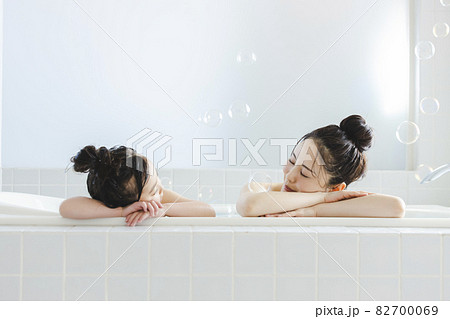 親子で入浴　ライフスタイル 82700069