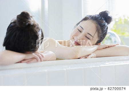 親子で入浴　ライフスタイル 82700074