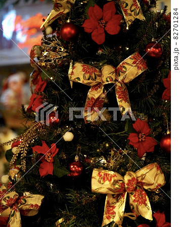 クリスマスツリーの華やかなリボン飾りの写真素材