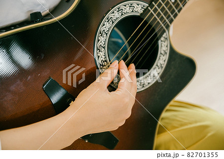 ギターを奏でる女性 ギターを演奏する女性 の写真素材 [82701355] - PIXTA