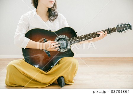 ギターを奏でる女性 ギターを演奏する女性 部屋でギターを演奏する人 ギターを奏でる女性 ギターを演奏する女性 部屋でギターを演奏する人 82701364