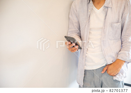 携帯電話を操作する男性 スマホをみる人 82701377