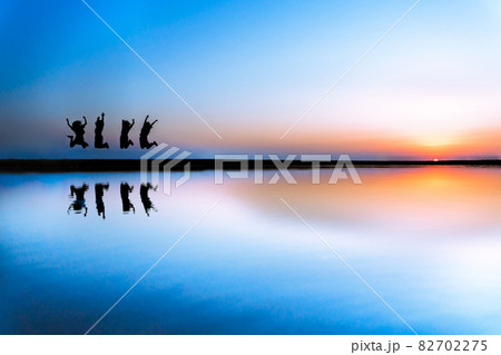 日本のウユニ塩湖と呼ばれている香川県の父母ヶ浜 日本のウユニ塩湖と呼ばれている香川県の父母ヶ浜 82702275