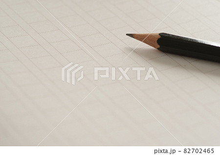 原稿用紙と鉛筆 82702465