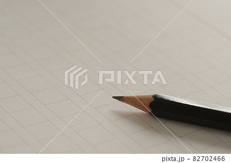 原稿用紙と鉛筆 82702466