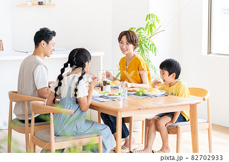 ダイニングで食事する4人家族 ダイニングで食事する4人家族 82702933