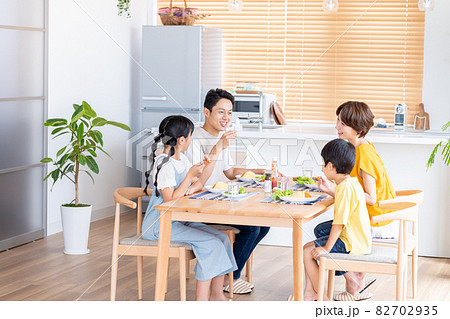 ダイニングで食事する4人家族 ダイニングで食事する4人家族 82702935
