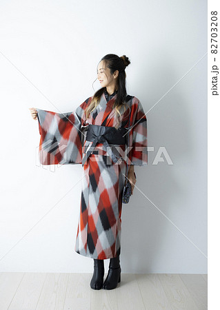 　和洋ミックスコーデの女性 82703208