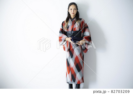 和洋ミックスコーデの女性 和洋ミックスコーデの女性 82703209