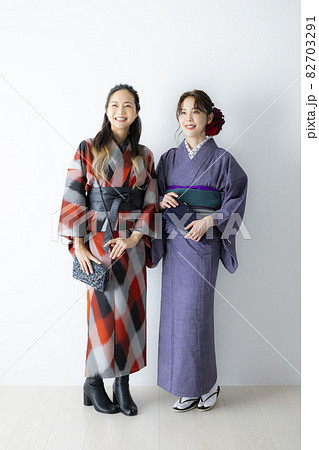カジュアルな着物の女性2人 カジュアルな着物の女性2人 82703291