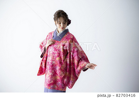 ピンクの道行　着物の女性 82703416