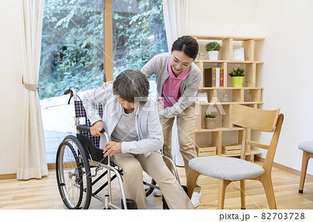 介護援助シーン　移乗介助 82703728