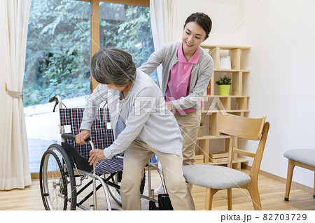 介護援助シーン 移乗介助 介護援助シーン 移乗介助 82703729