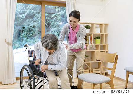 介護援助シーン 移乗介助 介護援助シーン 移乗介助 82703731