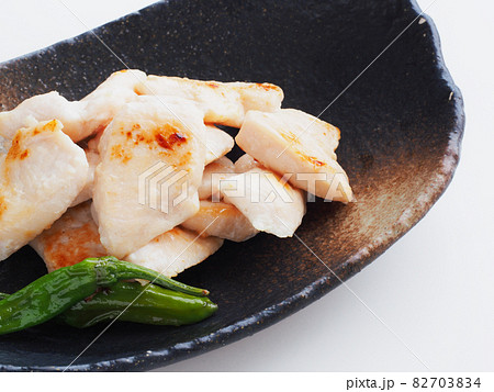 鶏むね肉の塩麹漬け焼 鶏むね肉の塩麹漬け焼 82703834